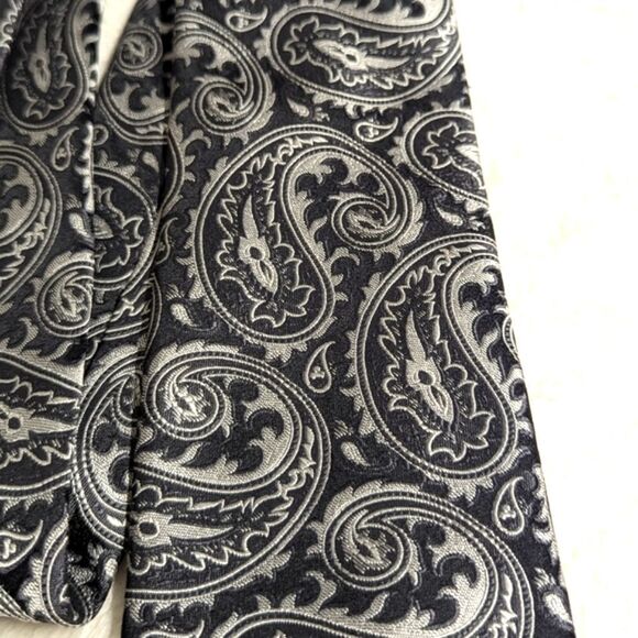 Vintage Men's Handmade Silk X-Long Black and Silver Paisley Print Tie - Picture 11 of 12